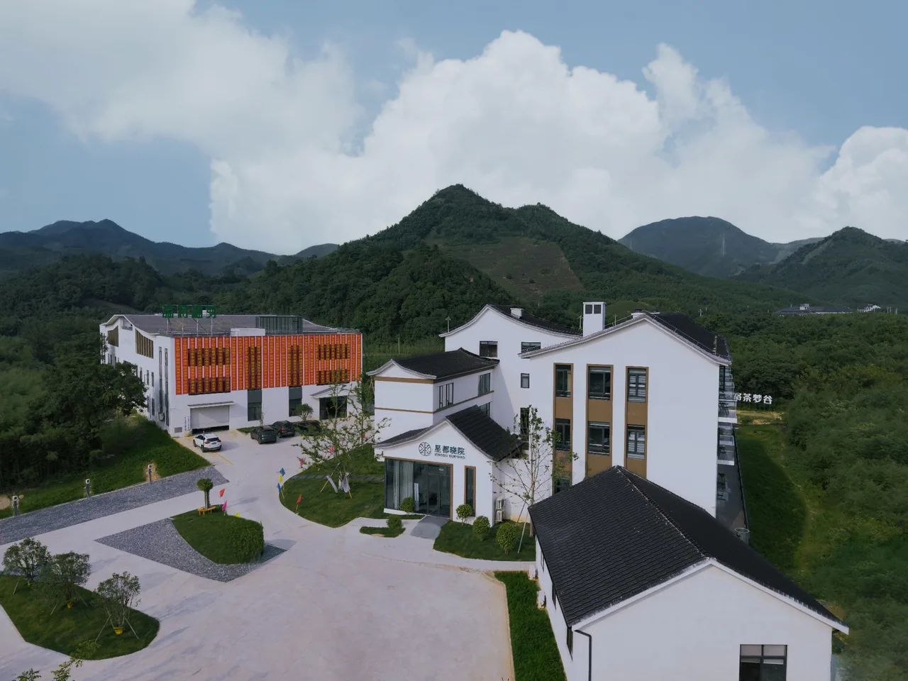 群山环绕的隐将茶梦谷建筑全景